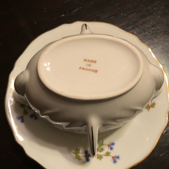 Gravy bowl and under plate - Picture 8 of 8